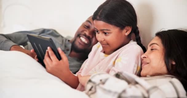 Γονείς Κορίτσι Και Παιδί Tablet Στην Κρεβατοκάμαρα Για Online Παιχνίδια — Αρχείο Βίντεο