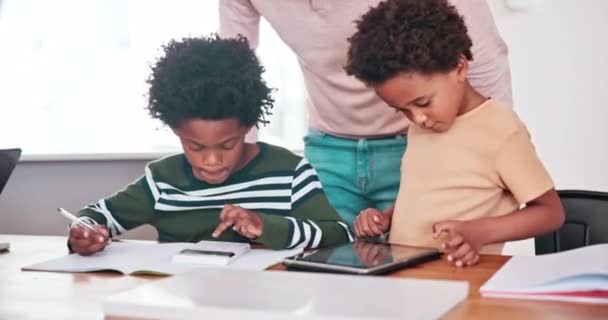 Gyermekek Szülők Online Oktatás Matematika Számok Tanítás Számológéppel Táblagéppel Otthon — Stock videók