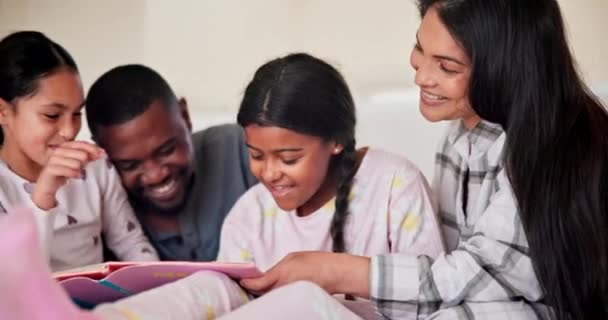 快乐的孩子和在床上看书 以便在家里学习 发展语言和讲有趣的故事 爸爸和女孩在睡觉时都会笑 和跨种族的家庭一起放松大笑 — 图库视频影像