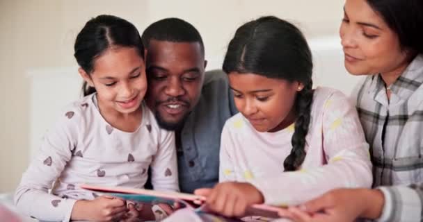 孩子和在卧室看书 以便在家里学习 发展语言和学习知识 爸爸和快乐的女孩们都休息一下 去睡觉 讲故事 照顾不同种族的家庭 — 图库视频影像