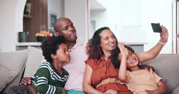 面对自己和非洲家庭的微笑 拥抱和摆姿势为孩子 妈妈和爸爸的记忆照片 客厅沙发 照片和孩子们的侧面照片 父母贴在社交媒体上 — 图库视频影像