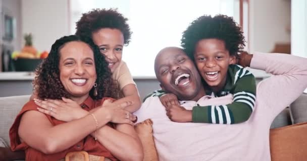 拥抱和面对快乐的非洲家庭的爱 亲热和微笑 让孩子们一起支持 照顾和放松 客厅沙发和肖像母亲 父亲和孩子拥抱父母 — 图库视频影像
