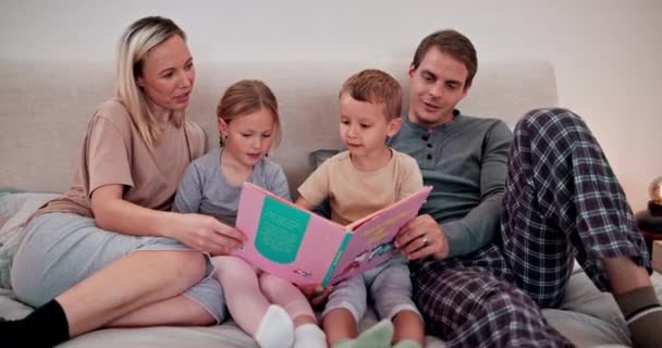 Батьки Діти Читання Книг Спальні Навчання Розвитку Мови Освітніх Знань — стокове відео