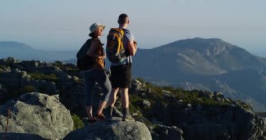 Dağlar, açık hava manzarası ve seyahatte birkaç arkadaş, Avustralya 'da sağlık turu ve sırt çantası. Cliff Rock, manzara ve rahatlama birlikte çevre dostu doğaya bakan erkek, kadın ya da insanlar.