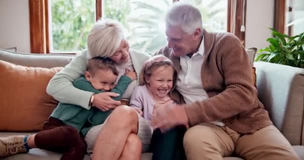 Ευτυχισμένος Αγάπη Και Παιδιά Αγκαλιάζει Παππούδες Έναν Καναπέ Στο Σαλόνι — Αρχείο Βίντεο