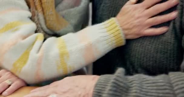 Close Hand Hand Oud Stel Met Liefde Steun Comfort Met — Stockvideo
