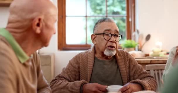 ティーパーティー そして退職後の家で一緒に古い人々と話し合って 朝に絆を築いた スマイル アパートのリビングルームでチャット幸せな高齢者のグループ — ストック動画