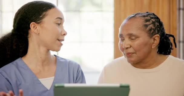 Oudere Vrouw Tablet Verpleegkundige Overleg Communicatie Medisch Rapport Afrikaanse Zorgverlener — Stockvideo