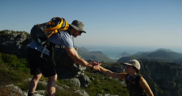 Berge Wandern Und Händchenhalten Hilfe Und Unterstützung Beim Klettern Auf — Stockvideo