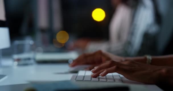 Händerna Natten Eller Journalisten Skriva Datorn Arbetsplatsen Arbetar Med Forskning — Stockvideo