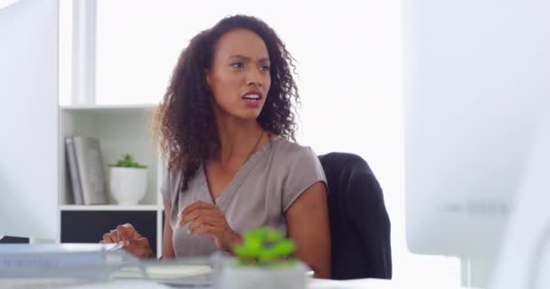 オフィスでのコンピュータ ヘルプ または女性は ノートや書類に関する質問を話したり 質問したりします ビジネス人 チームワーク または研究 デジタルテクノロジーのレビュー または技術のアップデートをオンラインで行う従業員 — ストック動画