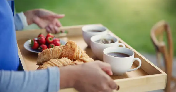 Eten Ontbijt Dienblad Voor Morgens Thee Fruit Gebak Kruisjes Aardbei — Stockfoto
