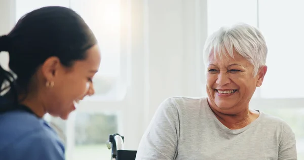 Szczęśliwa Kobieta Pielęgniarka Starszy Pacjent Śmiejący Się Starszej Opiece Dla — Zdjęcie stockowe