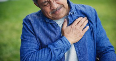 Yaşlı bir adam, kalp krizi ve parkta göğüs ağrısı, tıbbi sağlık acil durumu ve dışarıda akciğer rahatsızlığı. Yaşlılar, bahçe ve solunum problemi, kalp krizi ve hasta, yaralanma veya mide yanması.