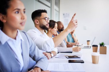 Seminer görevlisi, iş adamları ve el kaldırılmış kurumsal anlaşma, satış fikri veya yatırım sunumu için. Grup kavgası, kongre kalabalığı ve çalışan etkinliği, geri bildirim veya plan için oy.