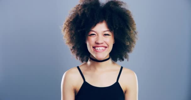 Retrato Mujer Con Guiño Afro Estudio Para Como Oportunidad Acuerdo — Vídeos de Stock