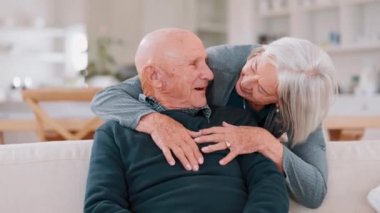 Yüz, sarılma ve yaşlı bir çiftle ev, aşk ve mutluluk emeklilik, evlilik ve romantizm. Portre, yaşlı kadın ve yaşlı adam bir kanepede, kucaklaşır ve romantik bir şekilde birbirlerine bağlanırlar..