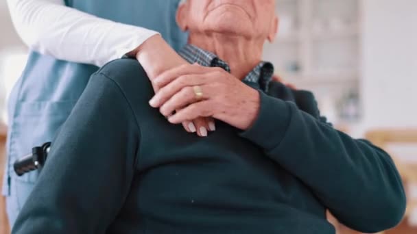 Rollstuhlfahrer Krankenschwester Und Altenpfleger Halten Händchen Für Pflege Beratung Und — Stockvideo