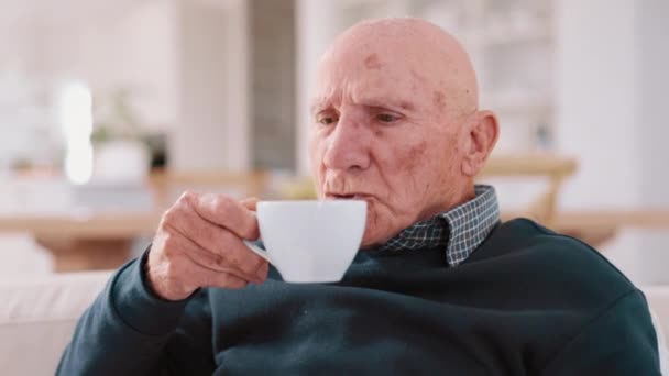 シニアマン コーヒー ラウンジで考えて ソファー リラックスして 飲んで一人で エスプレッソ 香りでおいしい家の退職 年齢と高齢者 飲料と朝 — ストック動画