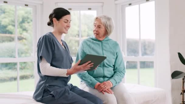 Wanita Dokter Dan Tablet Dengan Pasien Senior Dalam Konsultasi Diskusi — Stok Video