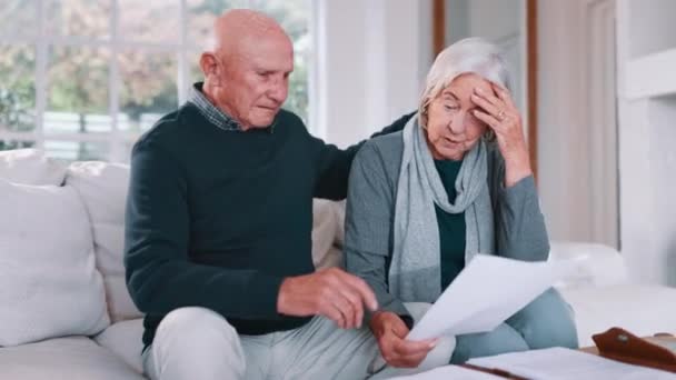 Senior Par Räkningar Och Stress För Hemskuld Ekonomiska Misslyckanden Eller — Stockvideo