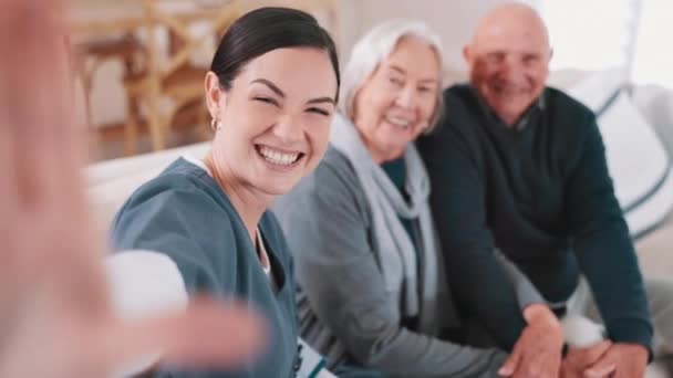 Senyum Selfie Dan Perawat Dengan Pasien Senior Sofa Ruang Tamu — Stok Video