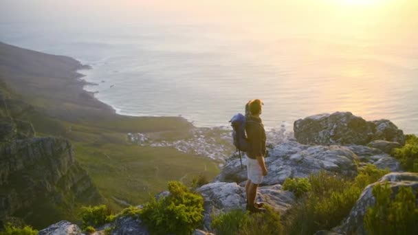 Uitzicht Zonsondergang Man Wandelen Bergtop Avontuur Verkennen Vakantie Door Een — Stockvideo