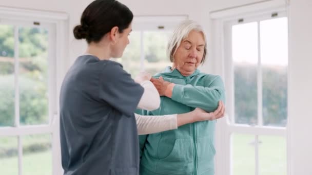 Женщина Врач Пожилой Пациент Занимающиеся Физиотерапией Фитнесом Физическими Упражнениями Доме — стоковое видео