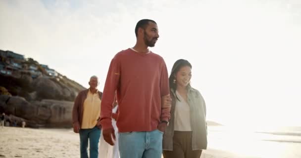 笑顔とビーチ 日没と海岸でフレア 幸せと砂 リレーションシップ 愛とケアのための手を保持するための休暇 男性と女性のための楽しみ — ストック動画