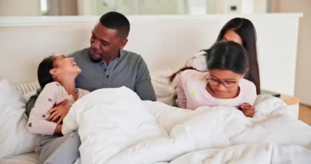 Engraçado Família Crianças Quarto Cócegas Brincadeiras Laços Felizes Juntos Manhã — Vídeo de Stock