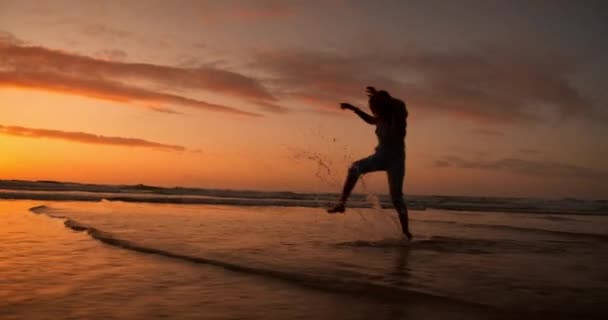 Κορίτσι Παιδί Σιλουέτα Και Ηλιοβασίλεμα Από Τον Ωκεανό Παίζοντας Και — Αρχείο Βίντεο