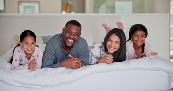 女孩和床上都面带微笑 与种族间的爱 照顾和家庭联系在一起 女人和女儿在卧室里 在家里的肖像画里放松快乐 — 图库视频影像