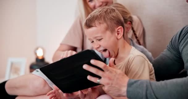 孩子和自己都在平板电脑上 嬉笑着在床上玩耍 傻笑着 在网上度过童年 在家里玩数字和互联网 一起玩游戏 一起结伴 — 图库视频影像