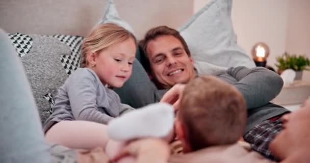 Família Brincar Rir Cama Com Cócegas Amor Ligação Juntos Para — Vídeo de Stock