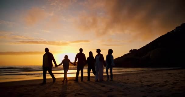 散步和人们在海滩上的影子 在暑假 假日或周末旅行 热带航道上的海陆空两手牵手旅行 傍晚和家庭概况 — 图库视频影像