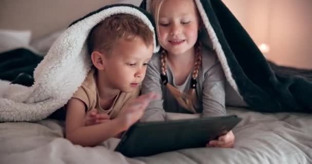 平板电脑和孩子们躺在床上 带着毛毯放松 粘合和网上电子学习 快乐的数字技术和孩子们周末晚上在家里一起在卧室里打游戏 — 图库视频影像