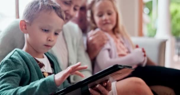 가정의 거실에서 소파에 할아버지와 태블릿과 아이들 라운지에서 디지털 기술에 할머니와 — 비디오