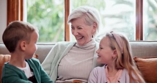 Gelukkig Liefde Kinderen Knuffelen Oma Een Bank Woonkamer Van Het — Stockvideo