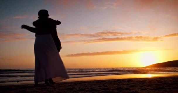Tanzpaar Silhouette Und Strand Mit Liebe Sonnenuntergangshimmel Und Freiheit Mit — Stockvideo
