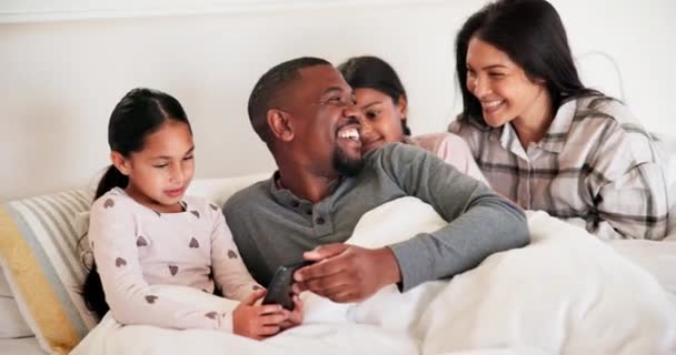 女童和带着电话睡觉的女孩 带着不同种族间的爱 关爱和友谊在家中玩耍 妈妈和女儿在卧室里 放松和智能手机在家里的视频 — 图库视频影像