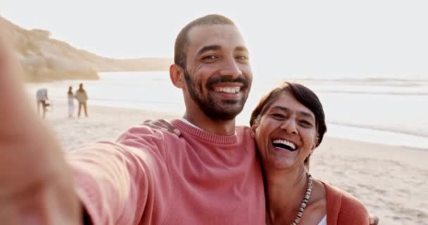 Man Senior Mom Beach Selfie Hug Care Bonding Summer Sunshine — Stock Video