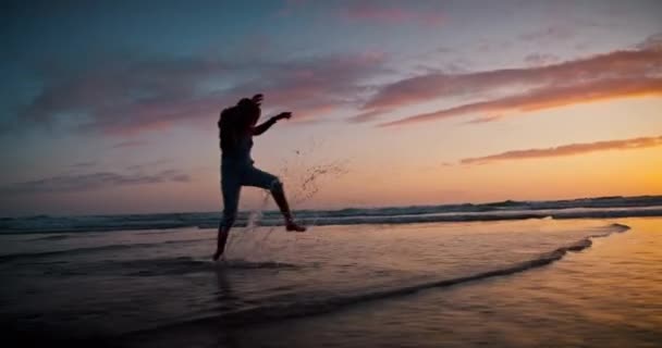 Дитина Біжить Плескає Заході Сонця Океані Грає Силуетом Ногами Свободою — стокове відео