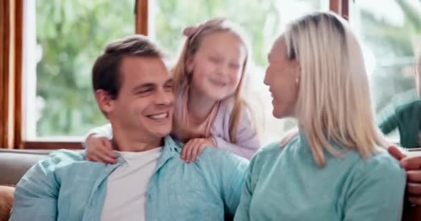Gelukkig Liefde Kinderen Knuffelen Ouders Bank Woonkamer Van Het Moderne — Stockvideo