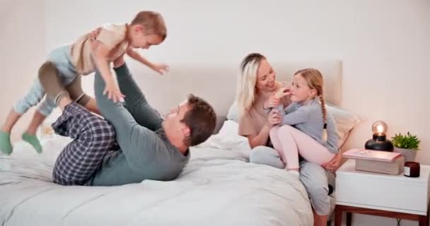 Glückliche Familie Spielen Und Flugzeugspiel Bett Mit Lachen Liebe Und — Stockvideo