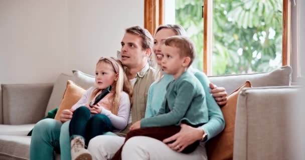 Ευτυχισμένη Οικογένεια Χαλαρώσετε Και Παρακολουθήσετε Τηλεόραση Στον Καναπέ Στο Σαλόνι — Αρχείο Βίντεο