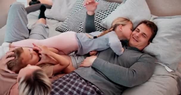 Família Feliz Brincando Beijando Cama Com Amor Cuidado Ligação Juntos — Vídeo de Stock