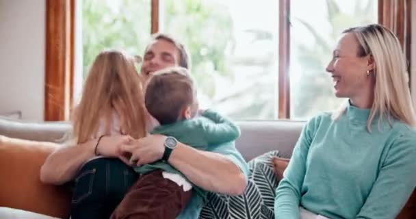 Sorria Amor Crianças Abraçando Pais Sofá Sala Estar Casa Família — Vídeo de Stock