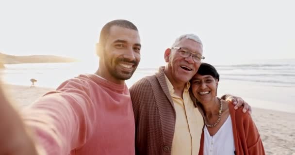 Hombre Padres Mayores Selfie Playa Con Abrazo Cuidado Vinculación Sol — Vídeo de stock