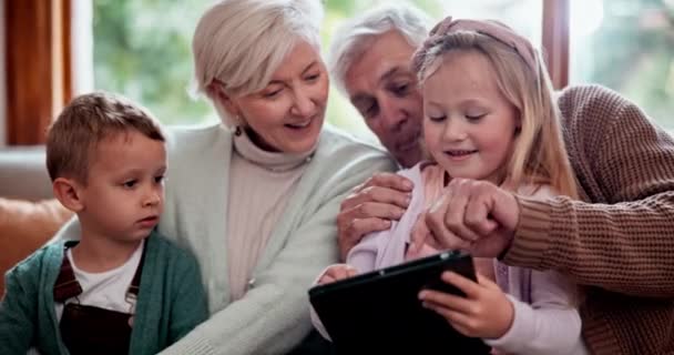 Feliz Tableta Niños Con Abuelos Sofá Viendo Una Película Sala — Vídeo de stock
