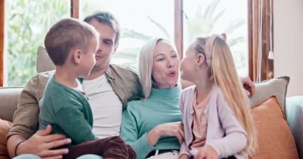 Щасливі Розмовляють Діти Батьками Дивані Вітальні Сучасного Сімейного Будинку Посмішка — стокове відео
